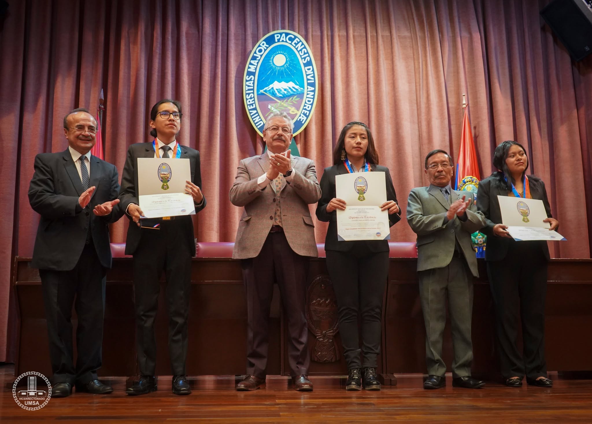 LA UMSA RECONOCE LA EXCELENCIA DE SUS ESTUDIANTES