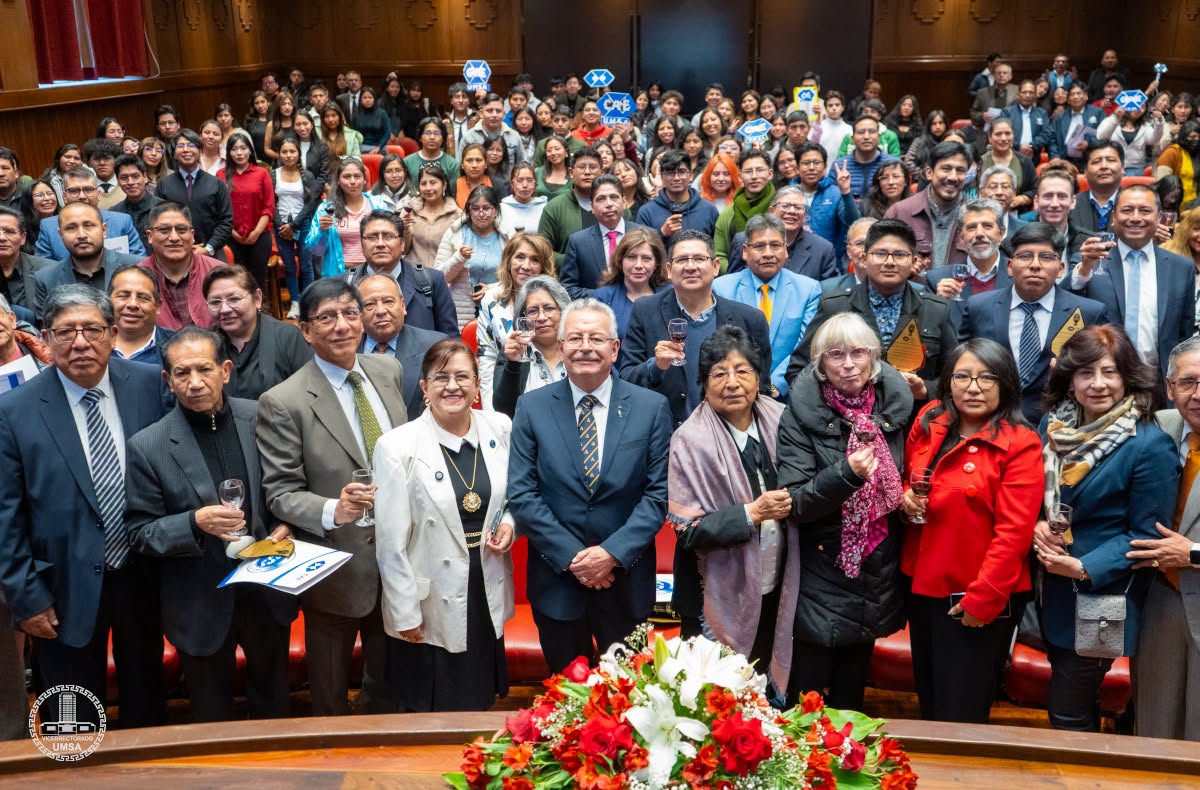 52 AÑOS FORMANDO PROFESIONALES QUE IMPULSAN A BOLIVIA